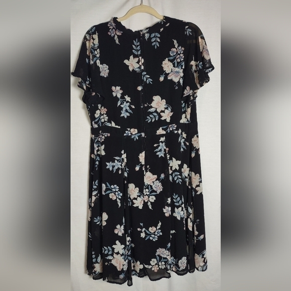 Torrid Chiffon Like Floral V neckline with a Tie, Dress - Picture 2 of 9